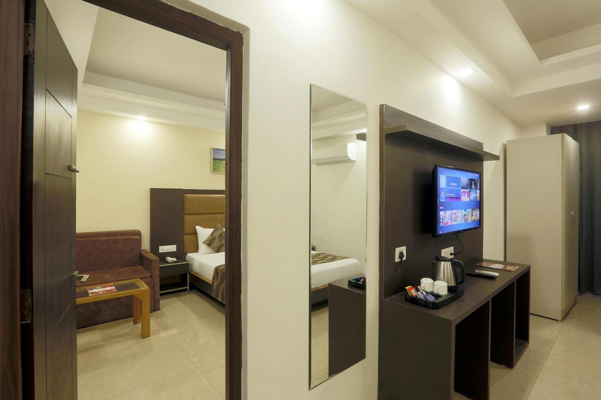 Hotel Deluxe Stay Inn - Near Delhi Airport Нью-Делі Екстер'єр фото